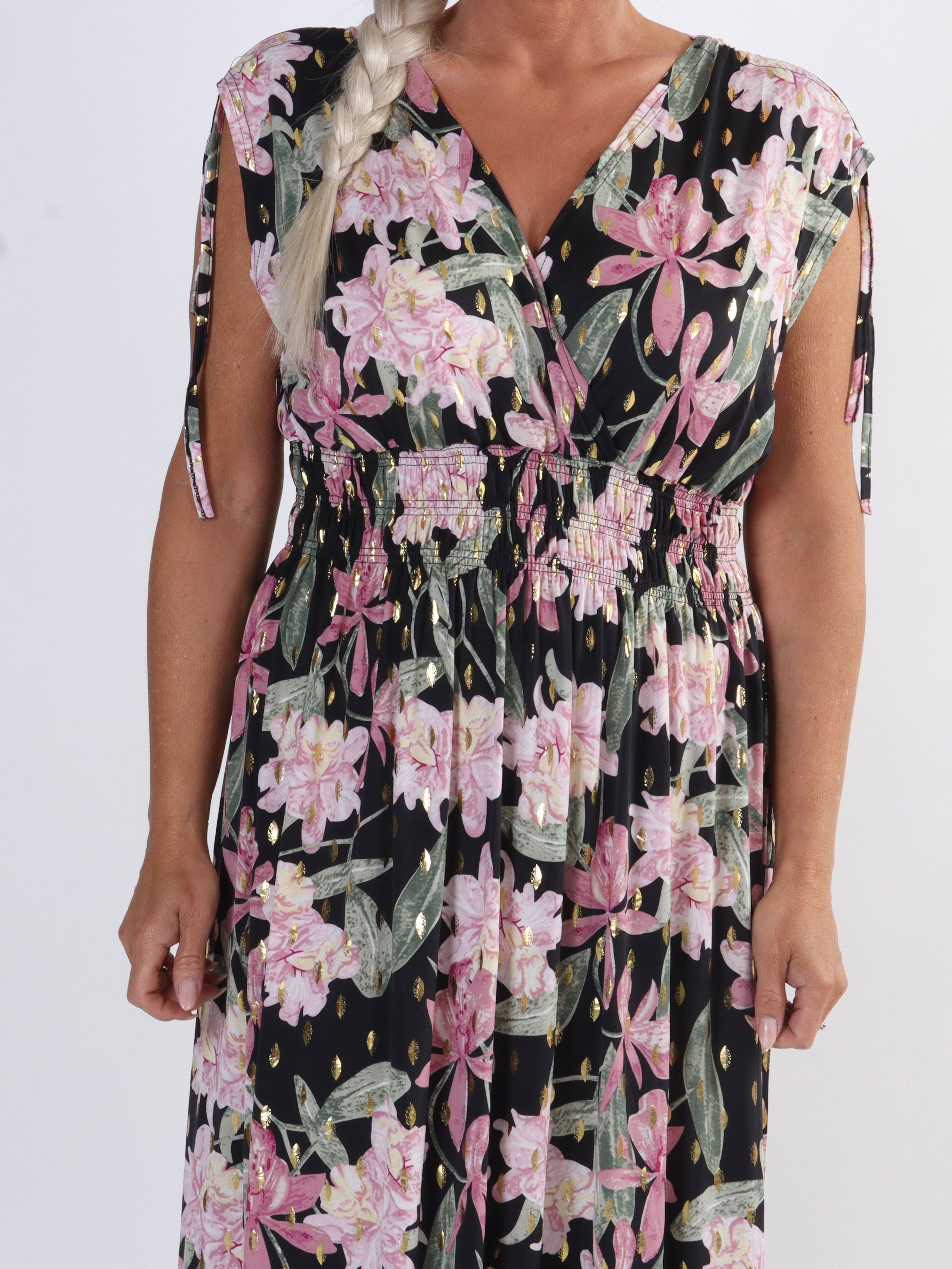 Pams Flower Sleeveless - Lang blomstret plus size kjole i krølfrit stof